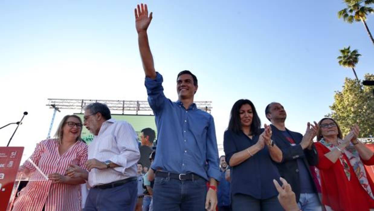 Pedro Sánchez en el mitin que celebró en Sevilla el día antes de las primarias que le dieron la victoria