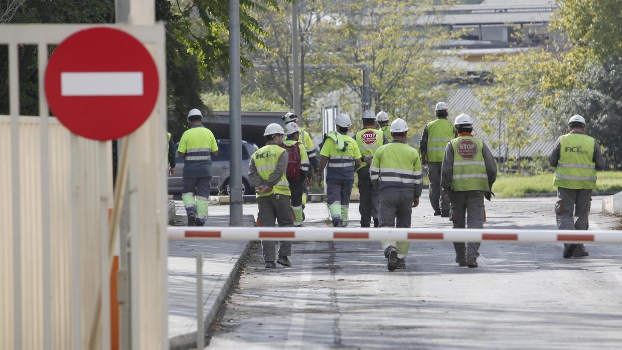 Un grupo de trabajadores de la empresa cementera Cosmos de Córdoba