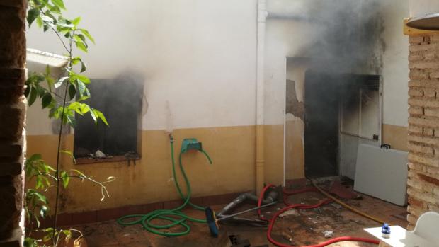 Cuarto almacén con restos de humo tras el incendio ocurrido en el hostal el Triunfo