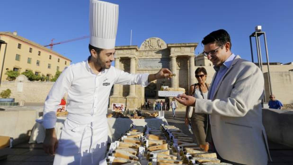 Pedro García en una degustación de desayuno molinero en el Puente Romano