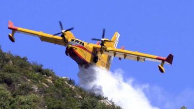 Tres aviones del Infoca apagan un incendio en Dos Torres