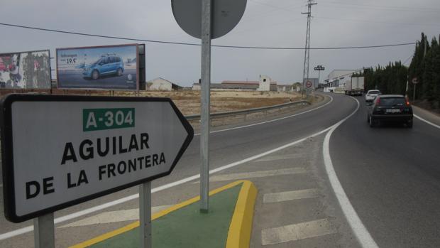 Coches en la carretera que conecta Puente Genil con Aguilar de la Frontera
