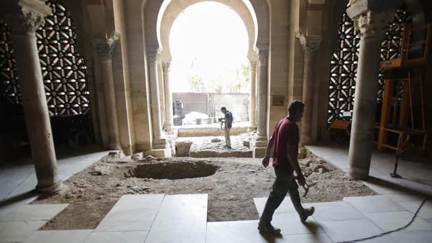 Excavaciones arqueológicas en el vano de la nave número 17 de la Mezquita-Catedral