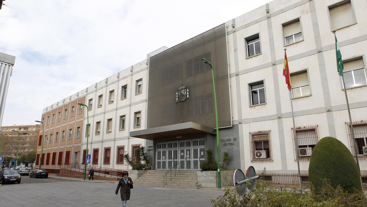 Una persona pasa frente a la sede de los juzgados de Córdoba