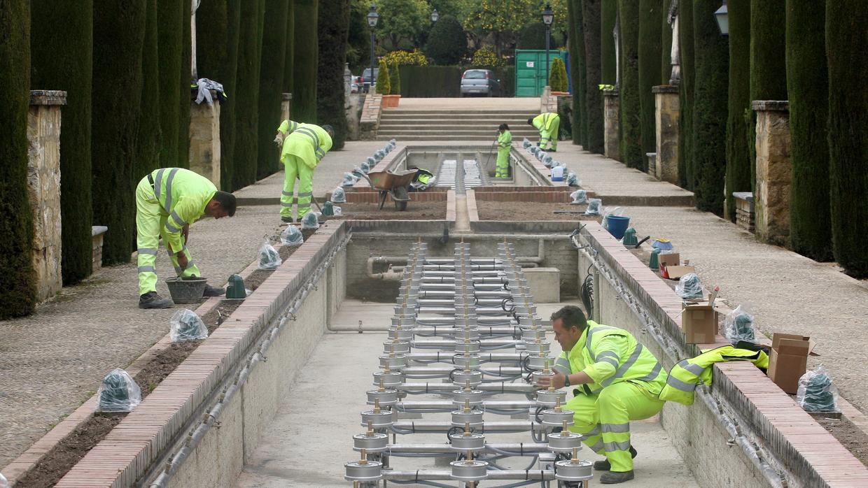 Operarios trabajando en la instalación de los equipos en el Alcázar en 2011