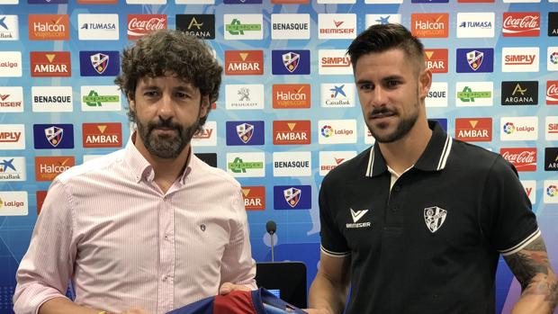 Emilio Vega y Luso muestran la camiseta del Huesca