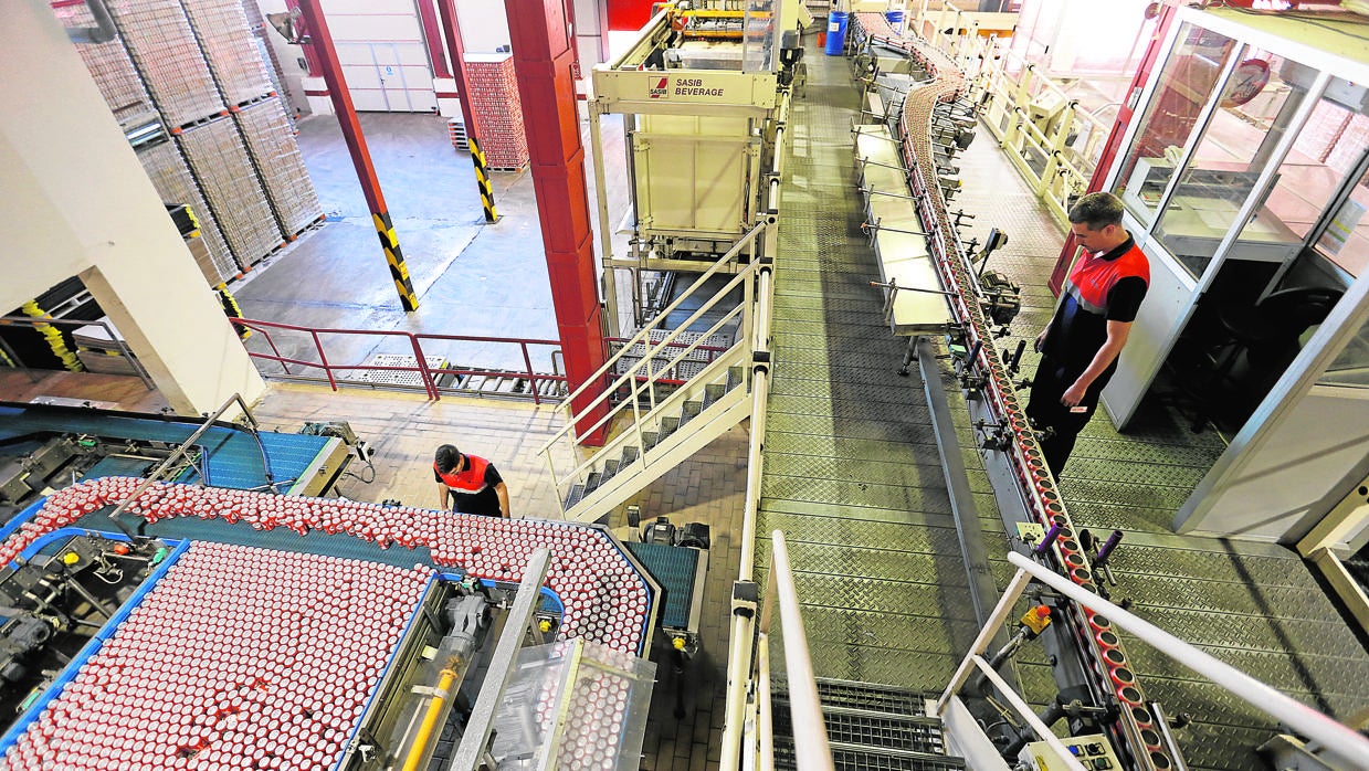 Dos trabajadores en una fábrica de Córdoba durante el proceso de embotellamiento