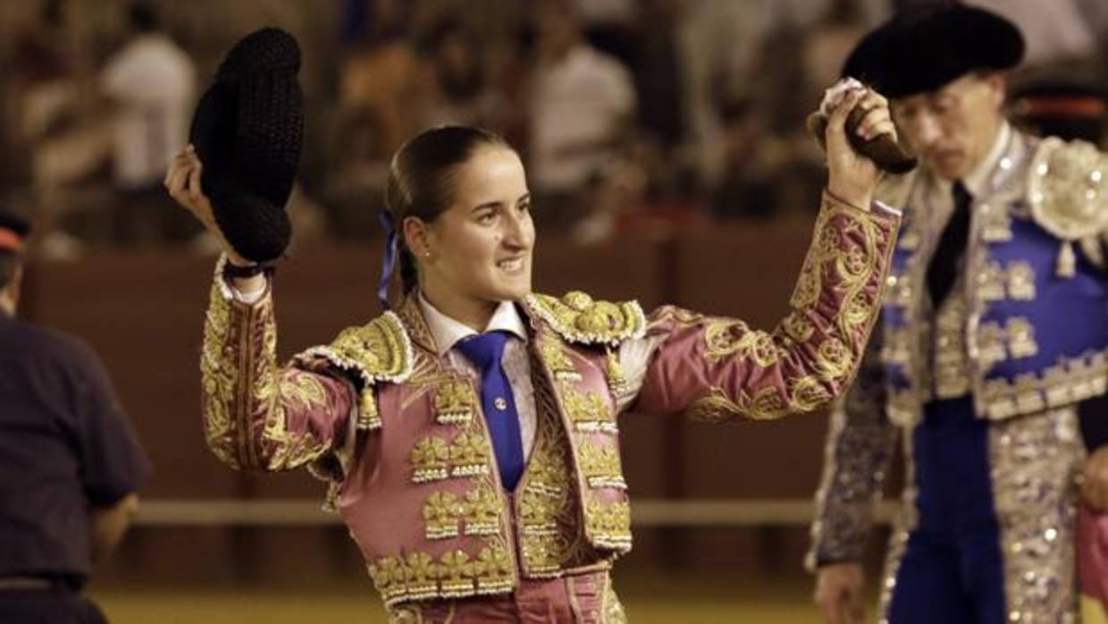 La novillera Rocío Romero, con la oreja que cortó en la Maestranza