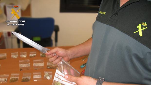 La Guardia Civil realiza 23 aprehensiones de droga e interviene seis armas blancas en Baena