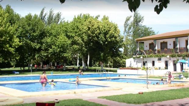 Imagen de la piscina del hotel, ubicado a un kilómetro de La Carlota
