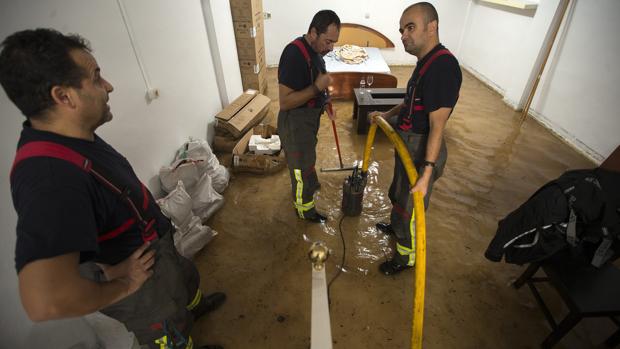 Bomberos recogen agua de una vivienda de Alhaurín en 2015