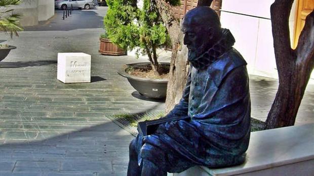 Estatua de Cervantes en Vélez Málaga.