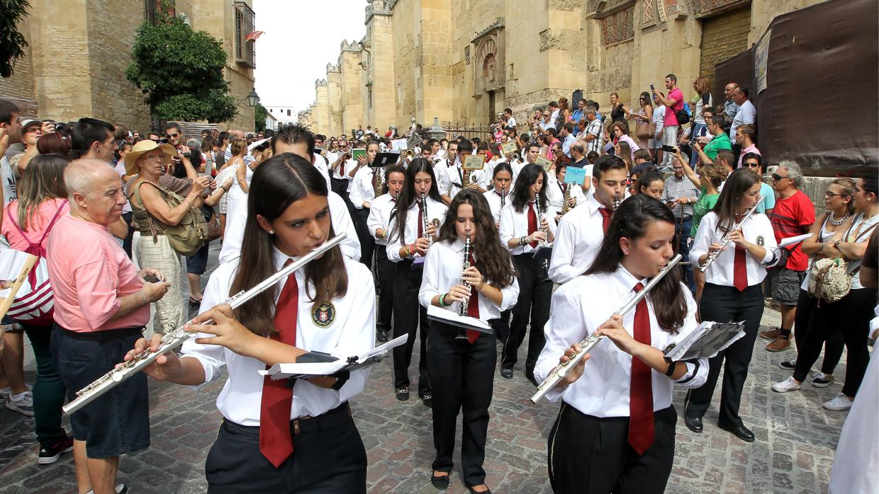 Pasacalles de una banda durante el Vía Crucis Magno