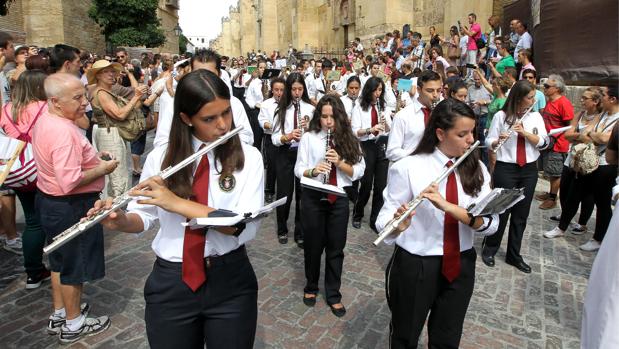 La Agrupación de Cofradías de Córdoba prepara un pasacalles para el encuentro de jóvenes