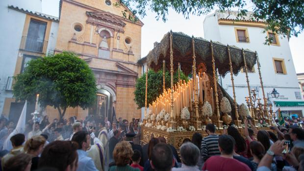 ¿Qué paso de la Semana Santa de Córdoba fue con una sola marcha durante todo su recorrido?