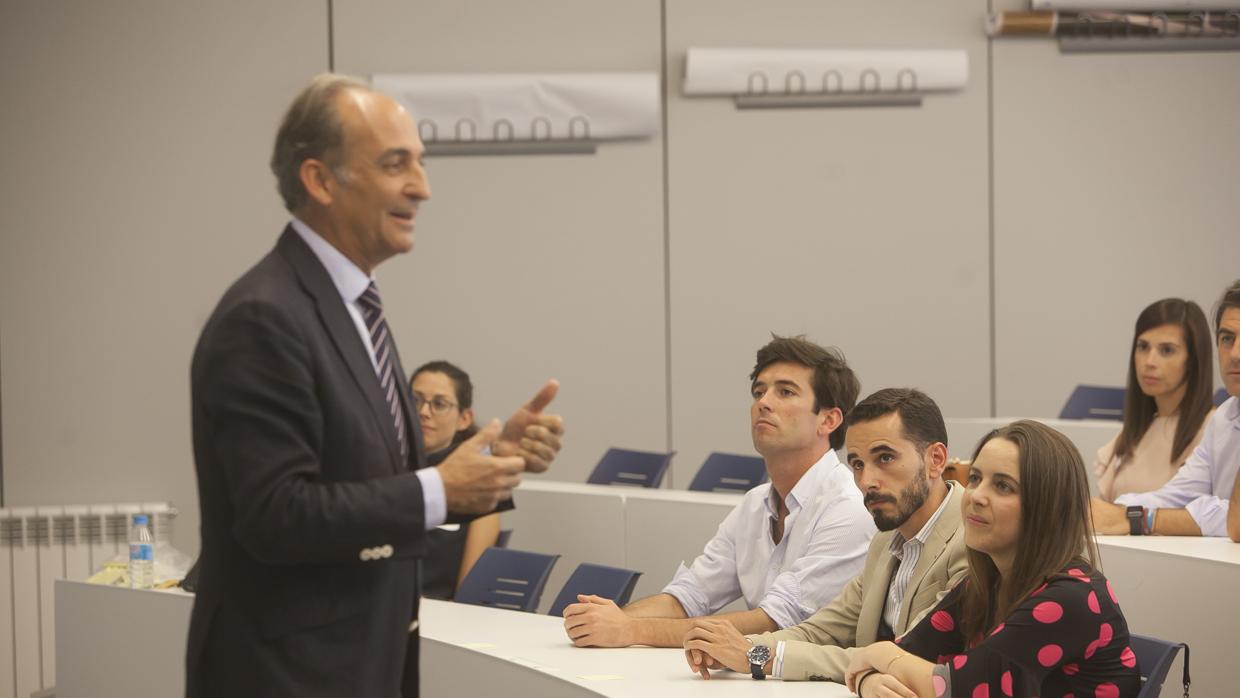 Encuentro de emprendedores en el campus de la Universidad Loyola en Córdoba