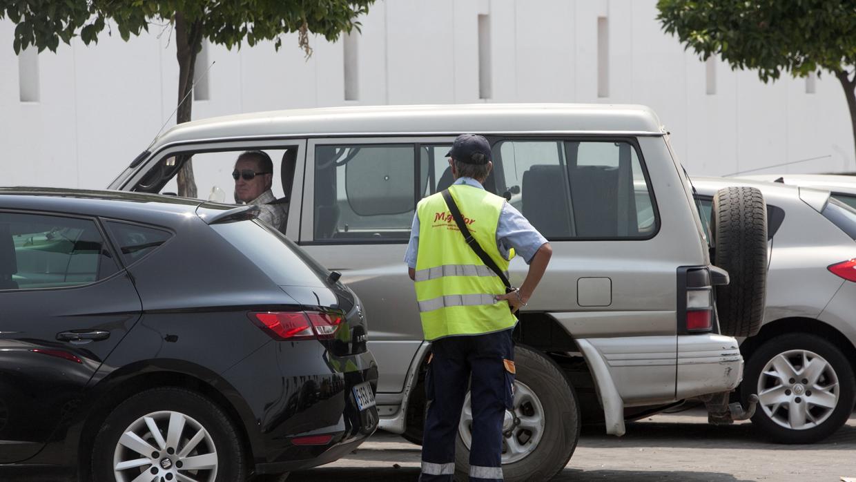 Un aparcacoches ayuda a estacionar a un hombre en los alrededores del Arcángel