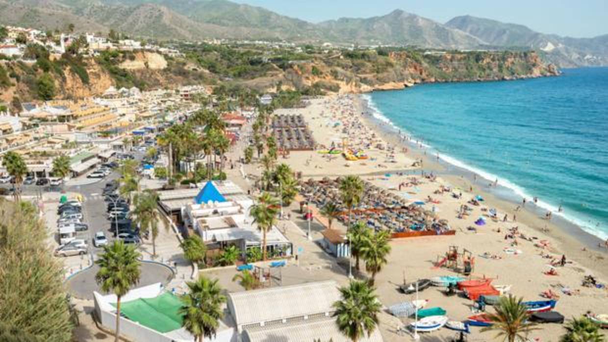 Imagen de una de las dieciséis playas y calas de Nerja