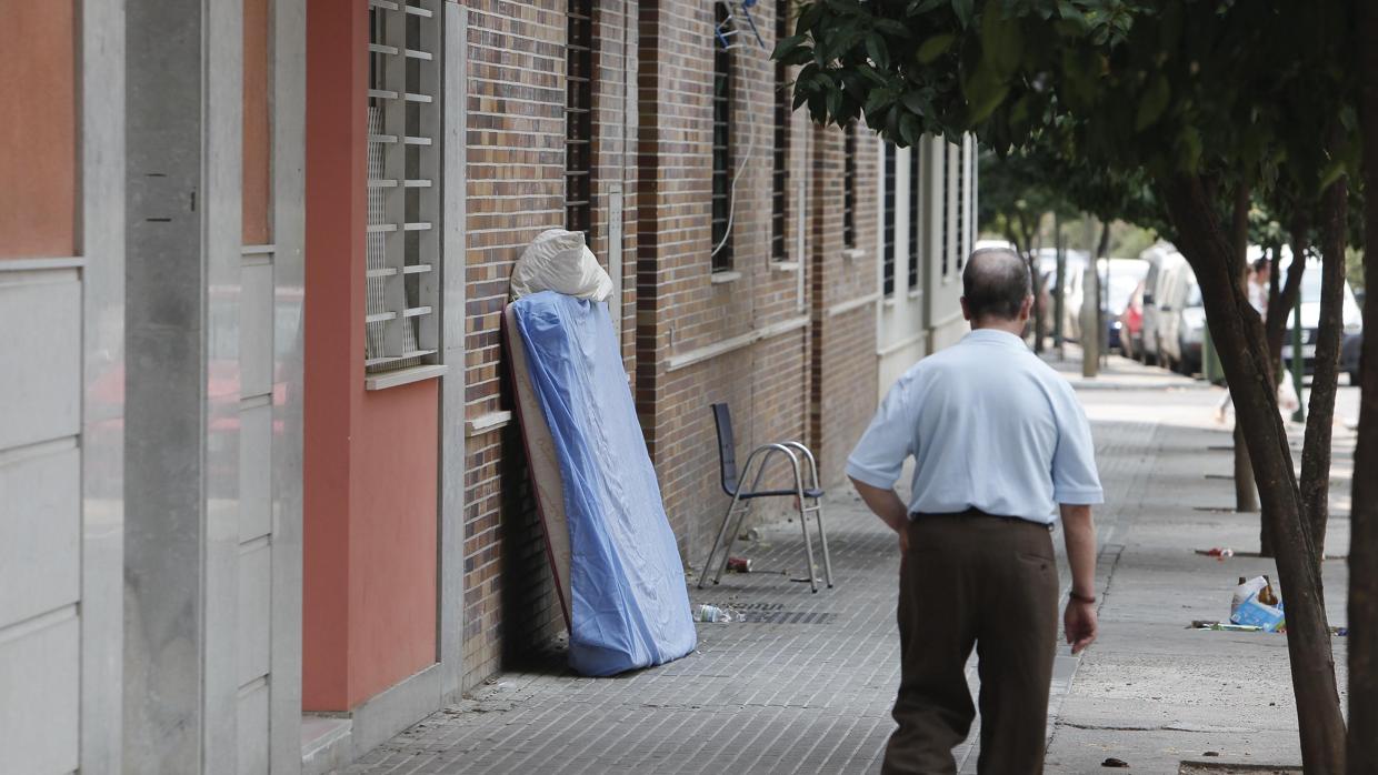 En algunos pisos okupados hay enseres en la acera y desperfectos en la fachada, puertas y ventanas