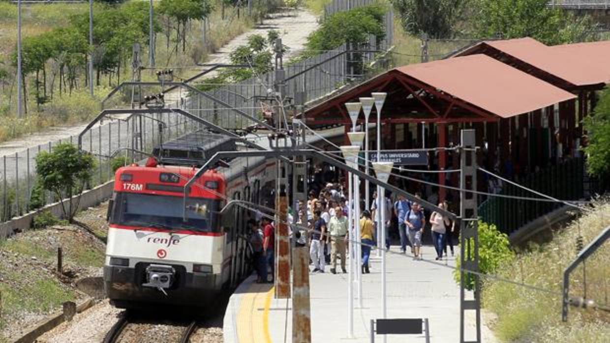 Lanzadera de Renfe en Rabanales, con el logotipo de Cercanías