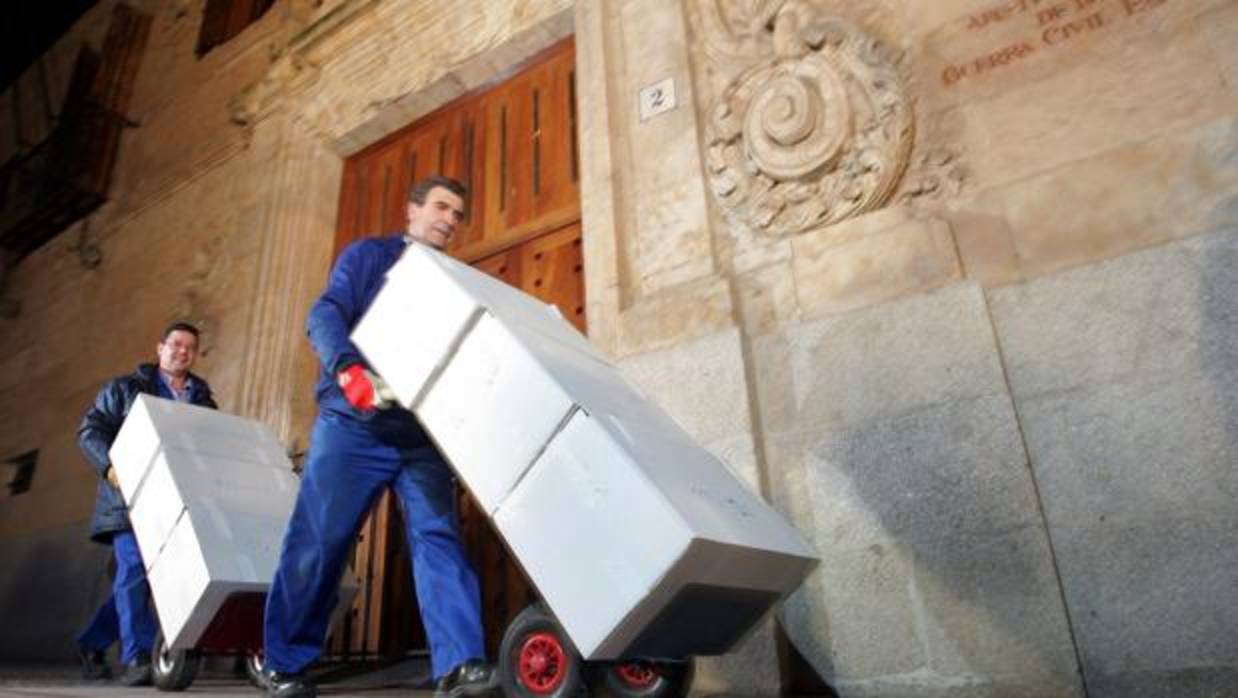 Traslado de cajas con los papeles de Salamanca en 2006