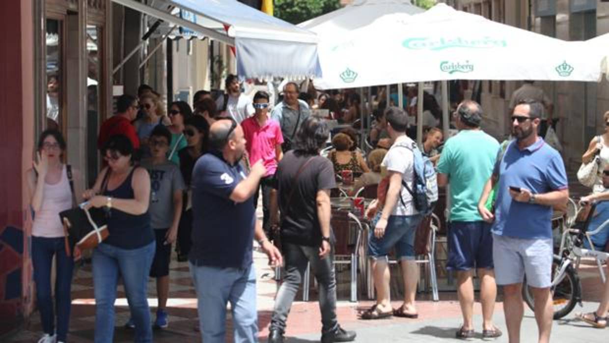 Veladores en la calle La Palma, en pleno centro comercial de Córdoba