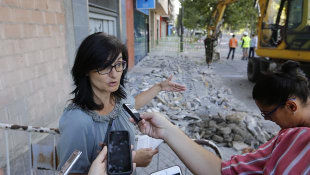 La edil de Infraestructuras atiende a los medios en una de las actuaciones del plan de obras en los barrios