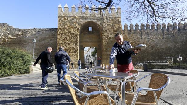 Los coches pasarán por la Puerta de Almodóvar... sólo en agosto