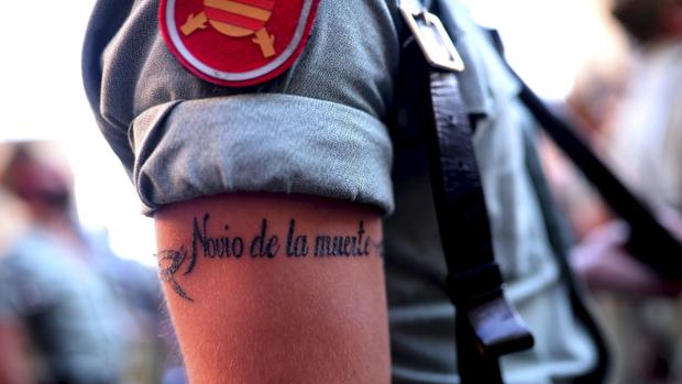 La hepatitis C repunta en los jóvenes por el contagio al hacerse piercings o tatuajes