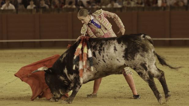 Rocío Romero se hace sitio en la Maestranza con tres orejas