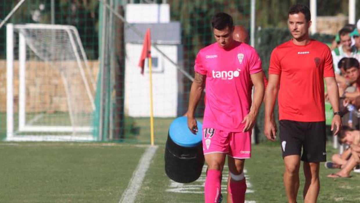 Jaime, retirándose durante el partido ante el Almería