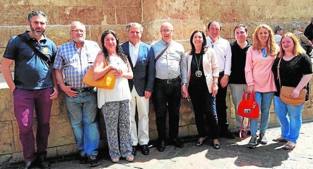 Salvador Fuentes, junto a comerciantes del centro histórico