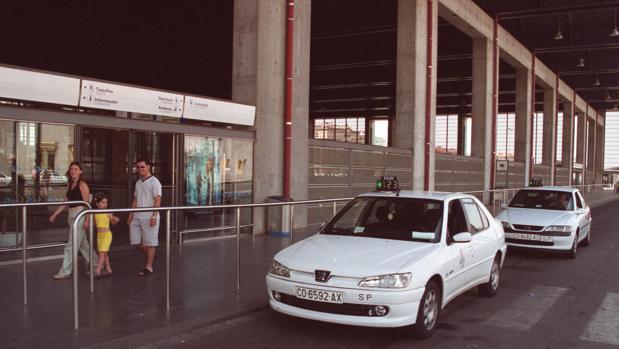 La Policía Local denuncia a dos «piratas» en 77 inspecciones a los taxis de Córdoba