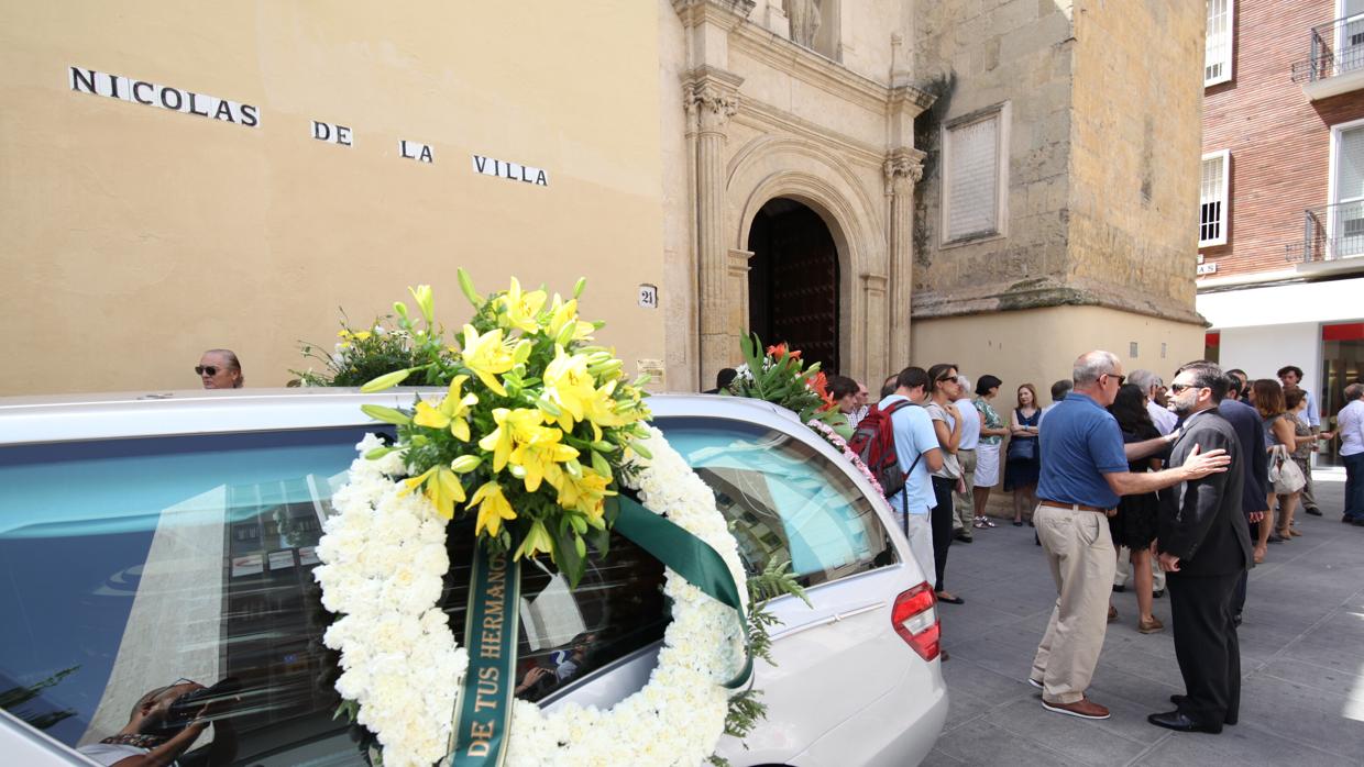 Los restos mortales de Alfonso Gómez, en la puerta de San Nicolás de la Villa antes del funeral