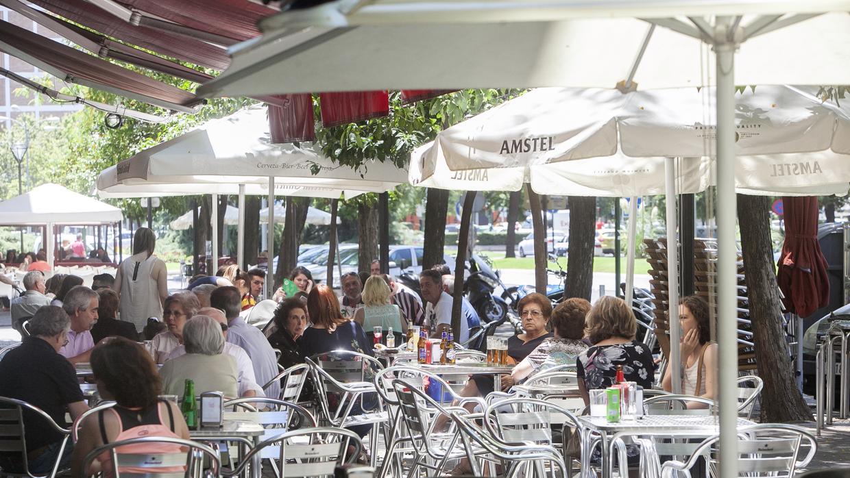 Veladores de un establecimiento hostelero en la Avenida de Barcelona