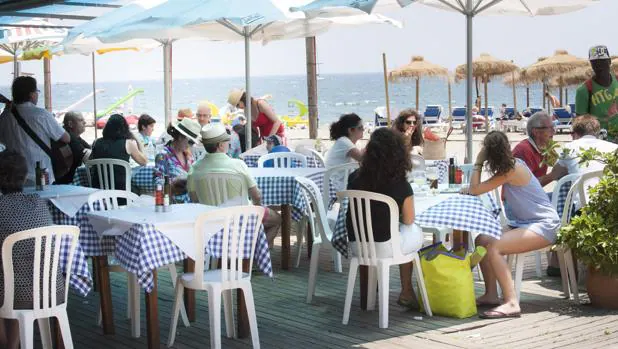 La temporada turística saca del paro a 4.245 personas en Andalucía