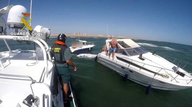 Rescatan a la tripulación de una embarcación recreativa a la deriva en Punta Umbría