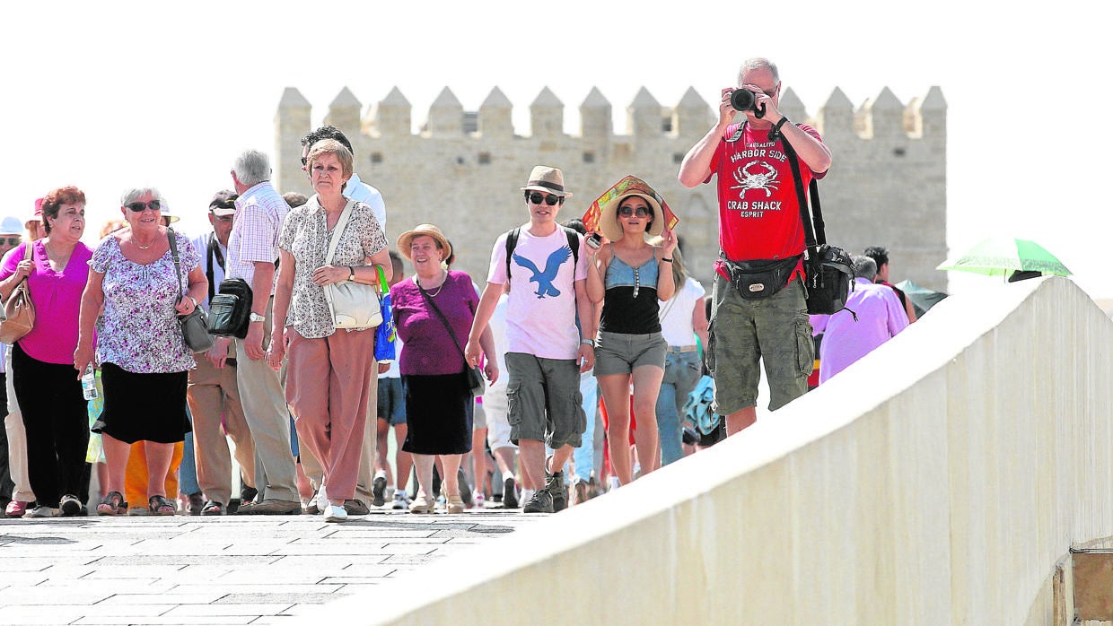 Turistas en el Puente Romano de Córdoba