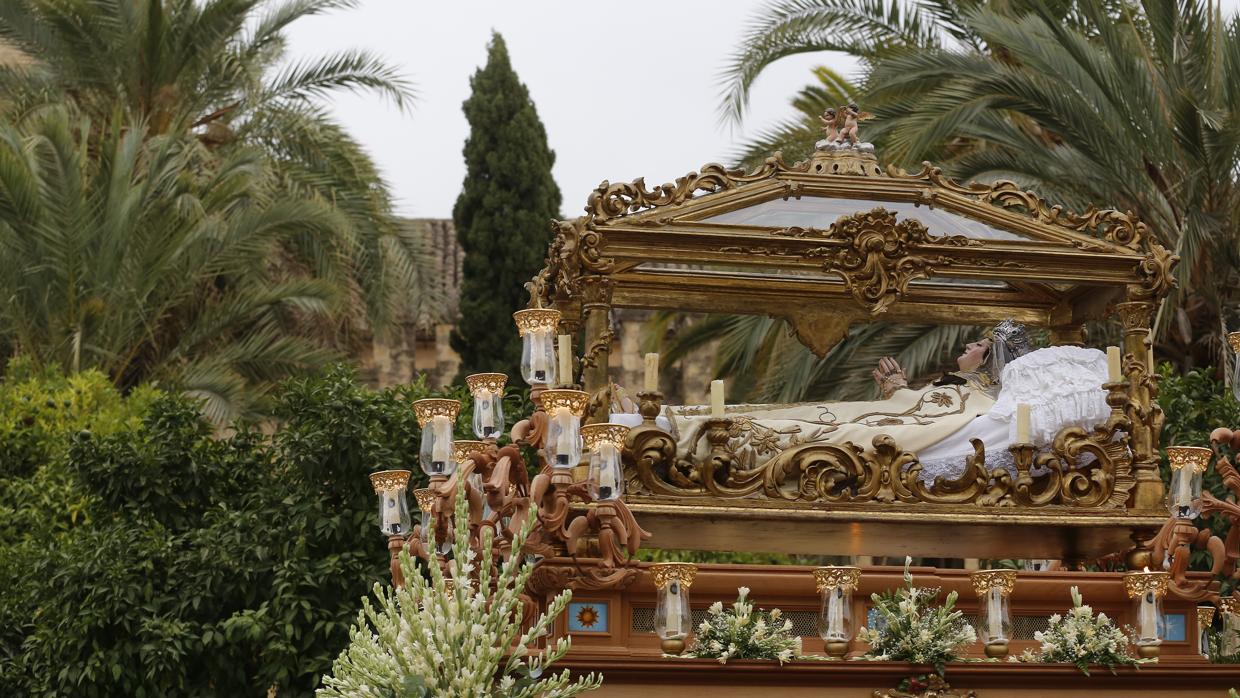 La Virgen del Tránsito, exornada con nardos en su procesión