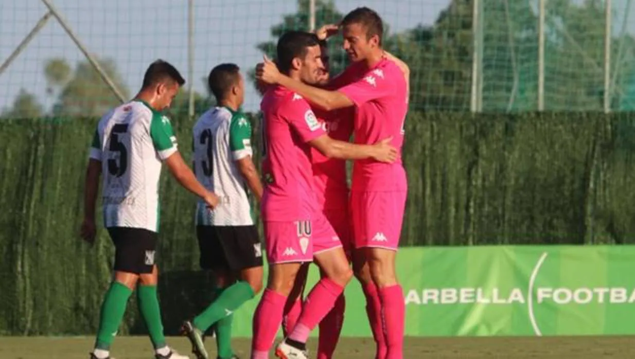 Markovic abraza a Alfaro y Galán