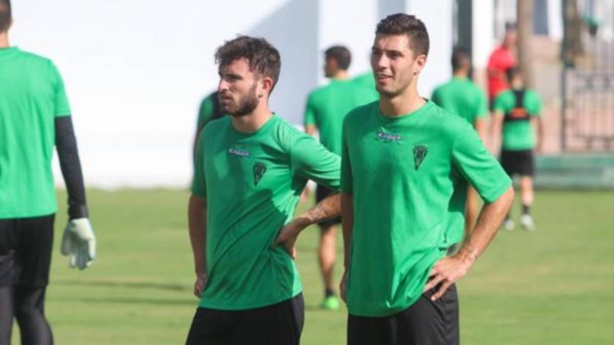 Sebas y Sillero atienden durante el entrenamiento