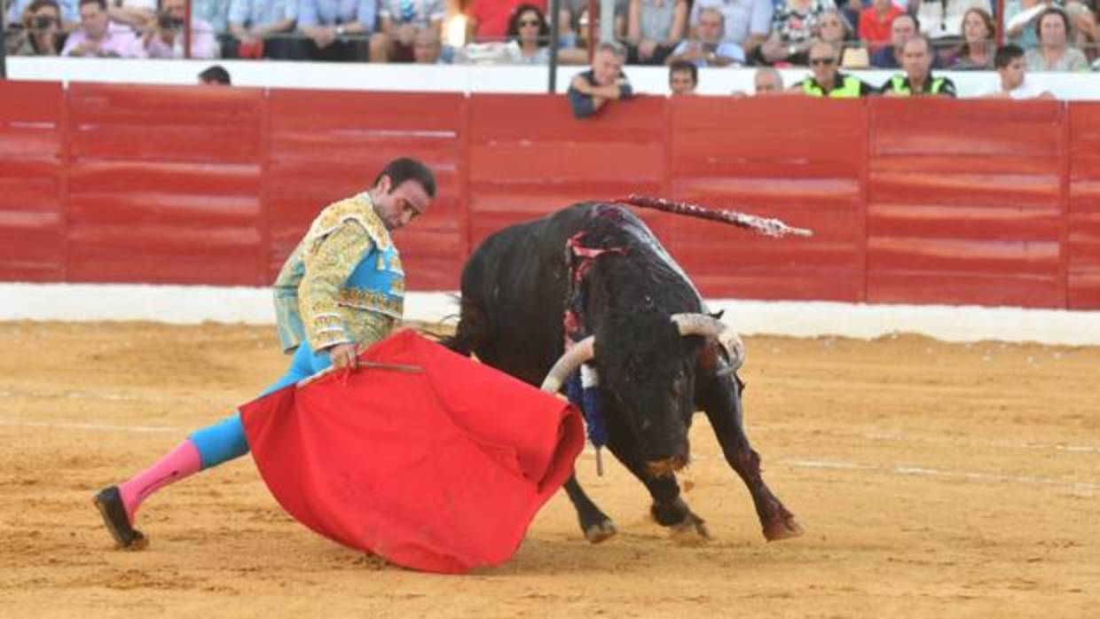 Enrique Ponce en el primer toro de su lote en la feria de Villanaueva de Córdoba