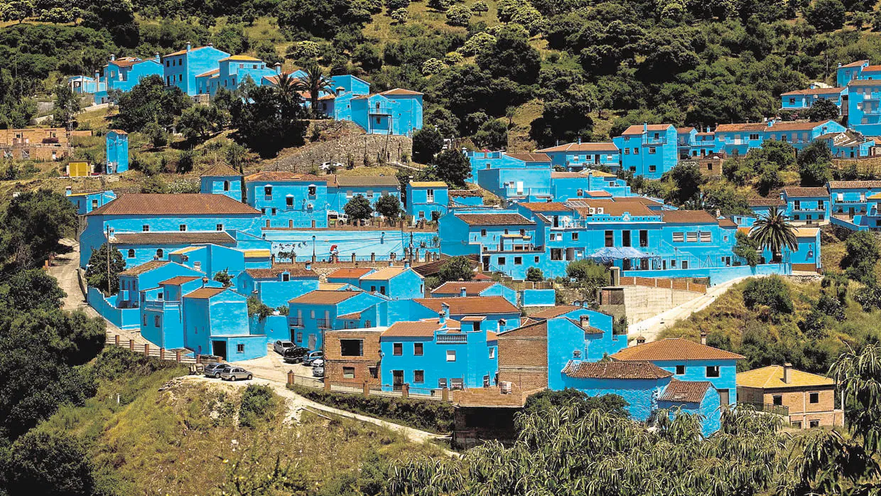 Júzcar, el único pueblo de la Serranía de Ronda con sus casas pintadas de azul «pitufo»