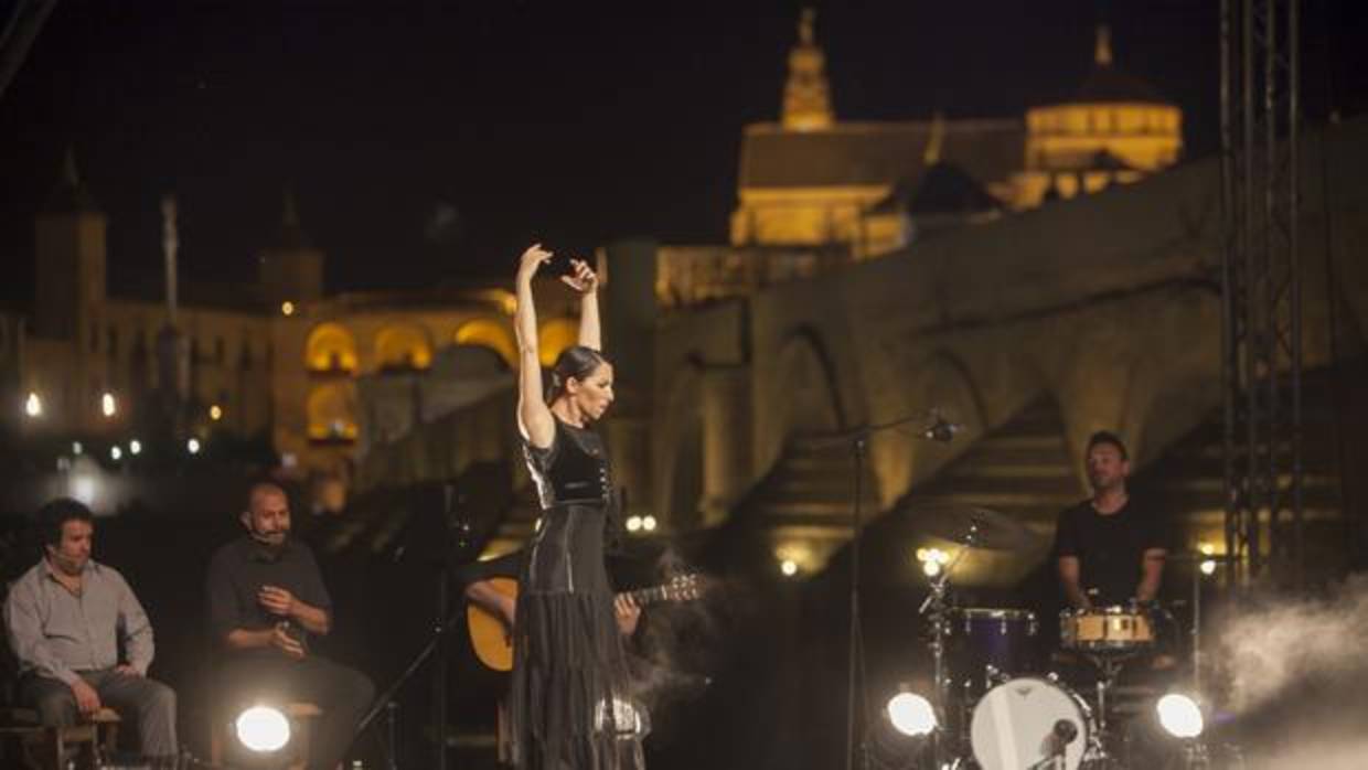 Ana Morales, durante su actuación en la Noche Blanca del Flamenco junto a La Calahorra.