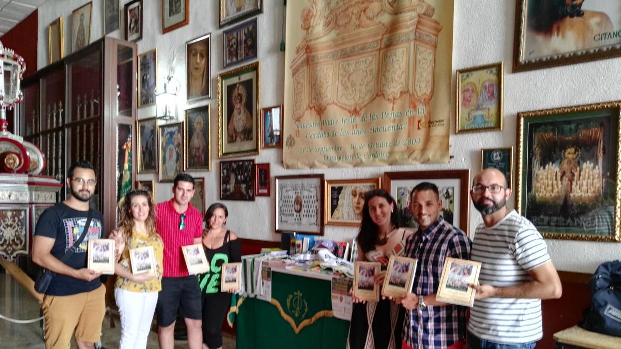 Visita de la peña Sentimiento Blanquiverde a la casa hermandad de la Esperanza