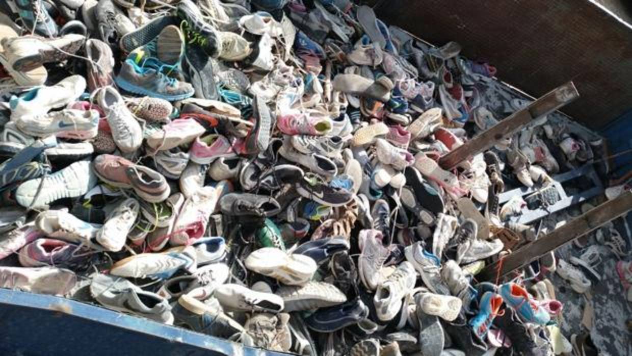 Las miles de zapatillas recogidas en la zona del río Chillar, en la localidad malagueña de Nerja