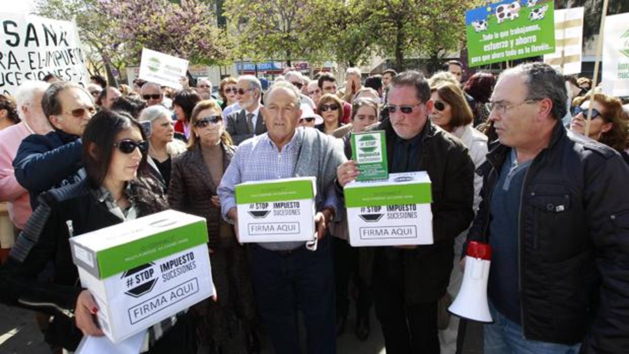 Concentración a las puertas del Parlamento de la plataforma Stop Impuesto Sucesiones