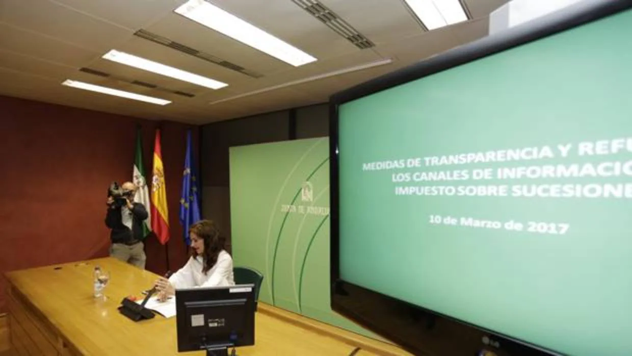La consejera de Hacienda, María Jesús Montero, presenta la calculadora del impuesto de sucesiones