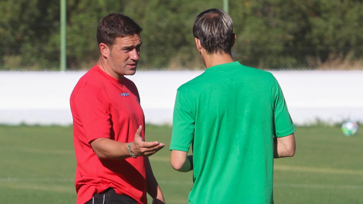 El entrenador del Córdoba CF, Luis Carrión, conversa con Javi Lara