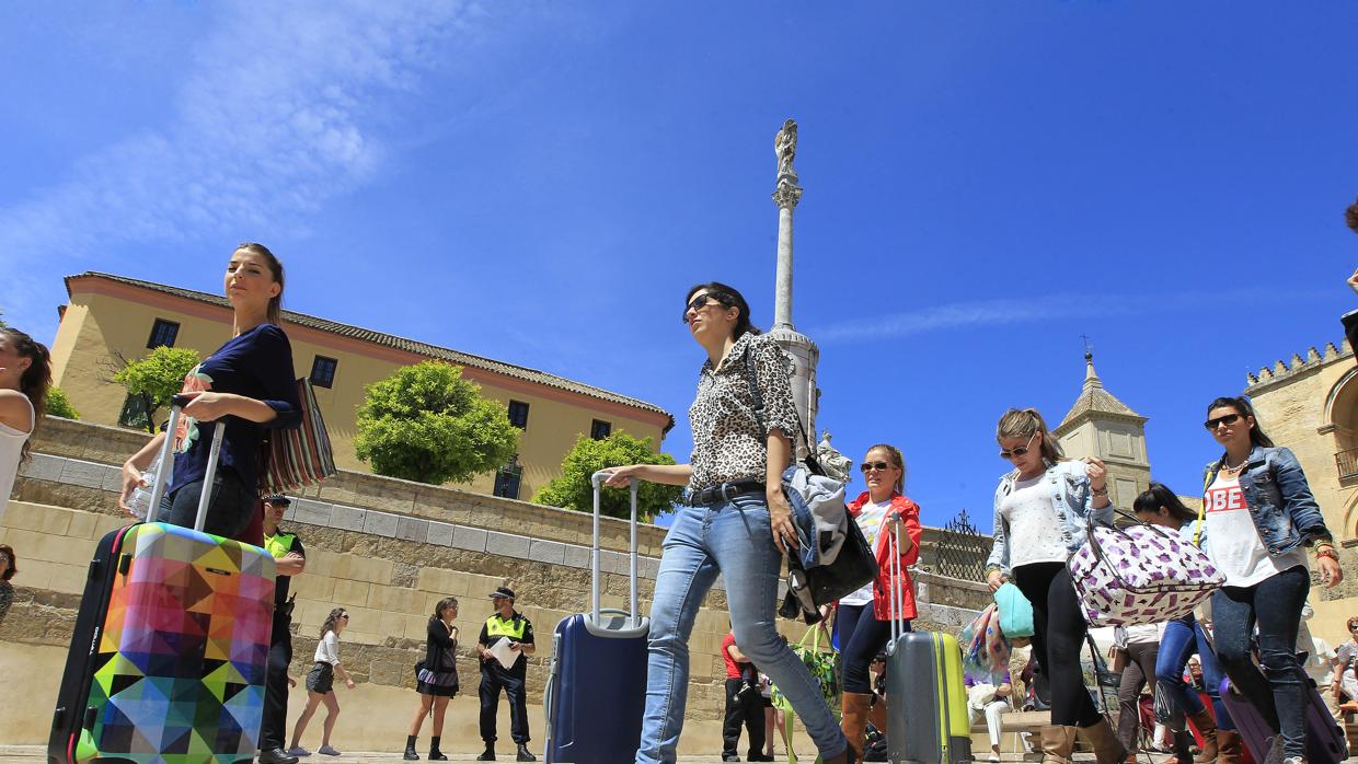 Los turistas que llegan a Córdoba no pasan más de una noche en la ciudad